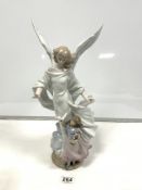 LARGE LLADRO FIGURE OF ANGEL AND YOUNG GIRL WITH DOVE AND FLOWERS NO 6352, 48CMS