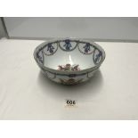 A 20TH CENTURY PORCELAIN ARMORIAL BOWL WITH SWAG DECORATION AND COATS OF ARMS, 25CSM DIAMETER