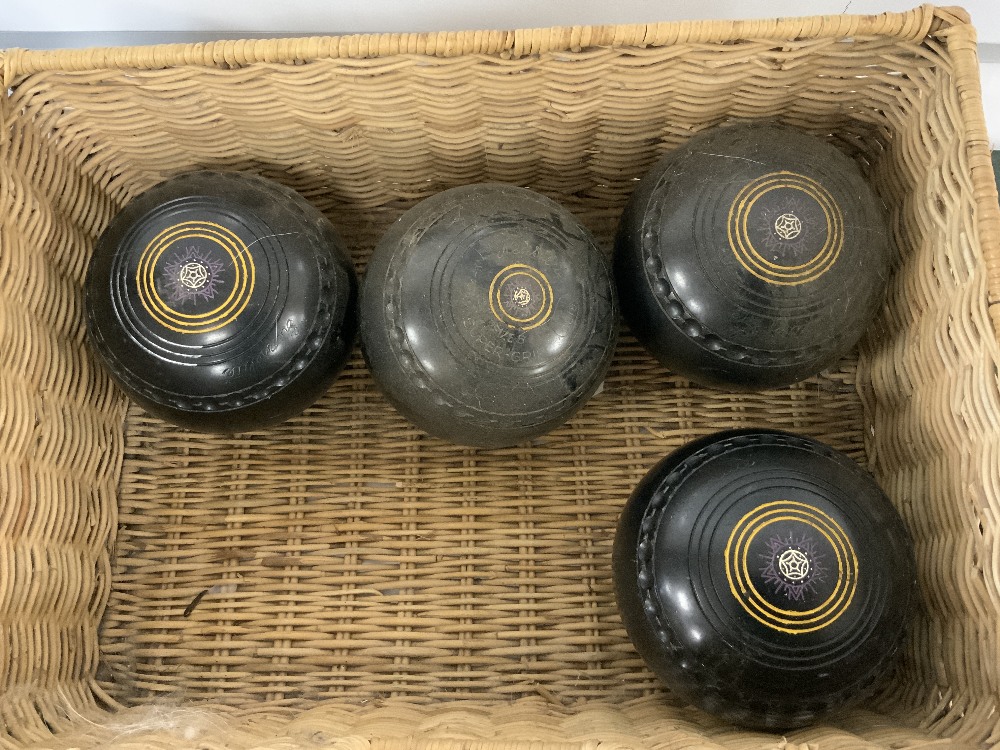 SEVEN BOWLING WOODS AND A SET OF CARPET BOWLS IN ORIGINAL BOX BY TOWNSEND - Image 2 of 4
