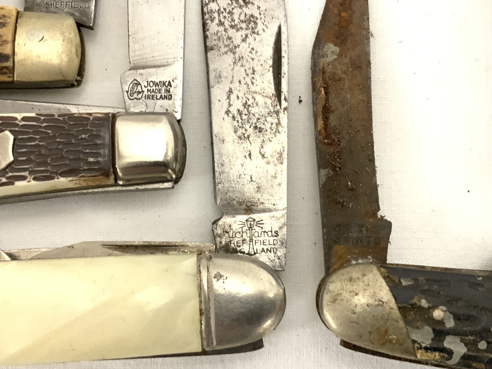 TWELVE VINTAGE POCKET KNIVES - INCLUDES TWO VICTORNOX MULTI KNIVES, HORN HANDLE KNIFE - VENTURE H. - Image 6 of 7