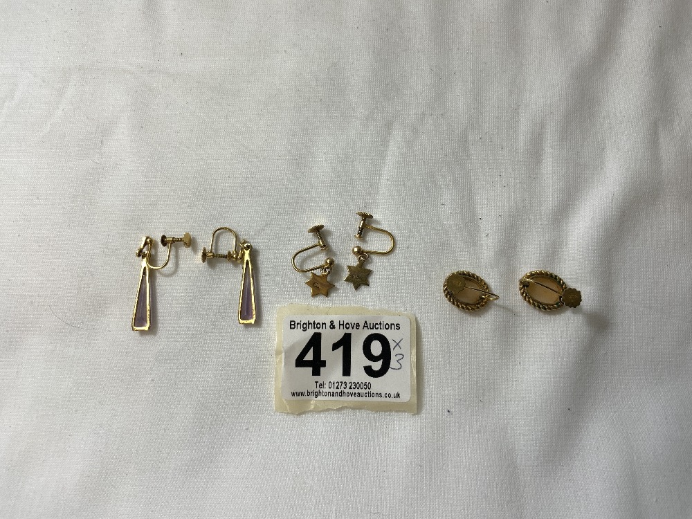 ONE PAIR OF 14K GOLD DROP EARRINGS WITH TWO PAIRS OF 9CT GOLD EARRINGS - Image 5 of 8