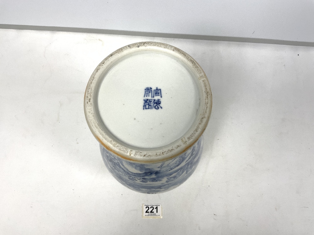 A 19TH/20TH CENTURY CHINESE BLUE AND WHITE VASE WITH DEER AND TREE DESIGN, WITH BLUE FOUR - Image 4 of 5