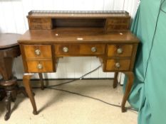 EDWARDIAN LIGHT MAHOGANY KNEE HOLE WRITING DESK WITH BRASS GALLERY RAIL AND DRAWERS, 93CMS