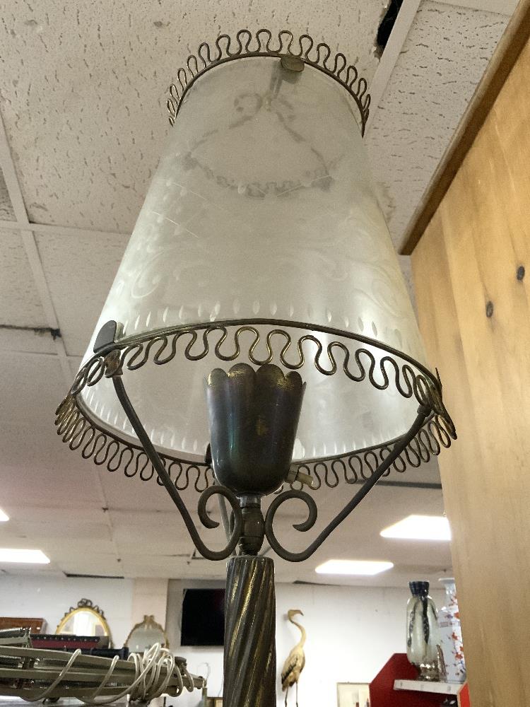 1950S BRASS TWIST COLUMN TABLE LAMP ON CIRCULAR EMBOSSED BASE, WITH ETCHED GLASS SHADE, 64CMS - Image 2 of 3