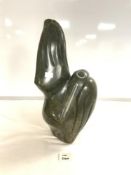 A HEAVY GREEN STONE CARVED SCULPTURE OF A BIRD. SIGNED (TINEI - M. 43CM