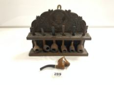 ANTIQUE CARVED MAHOGANY PIPE RACK AND SIX PIPES