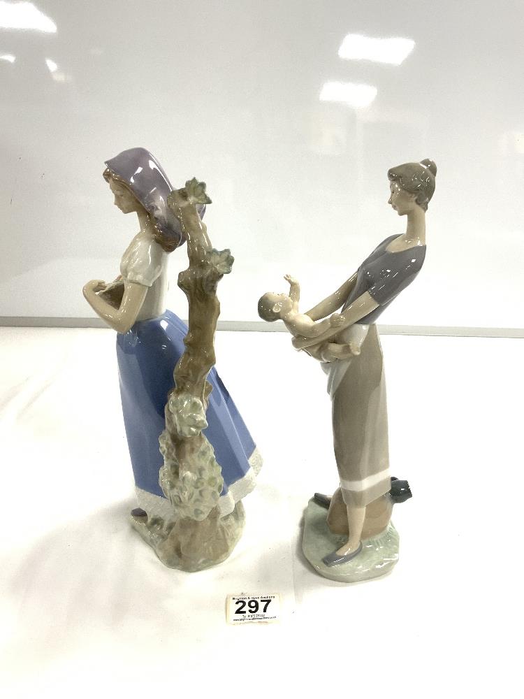 LLADRO FIGURE OF MOTHER AND CHILD, 33CMS, AND A REX FIGURE OF A FLOWER LADY, 34CMS - Image 2 of 7