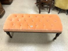 VICTORIAN STYLE BUTTONED UPHOLSTERED WINDOW SEAT ON TURNED LEGS, 112 X 46CMS