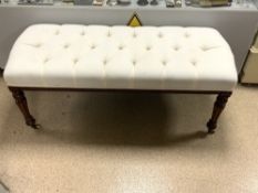 VICTORIAN STYLE WHITE BUTTONED WINDOW SEAT WITH FLUTED MAHOGANY LEGS ON CERAMIC CASTORS, 120 X