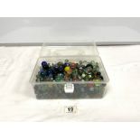 QUANTITY OF VINTAGE AND LATER MARBLES