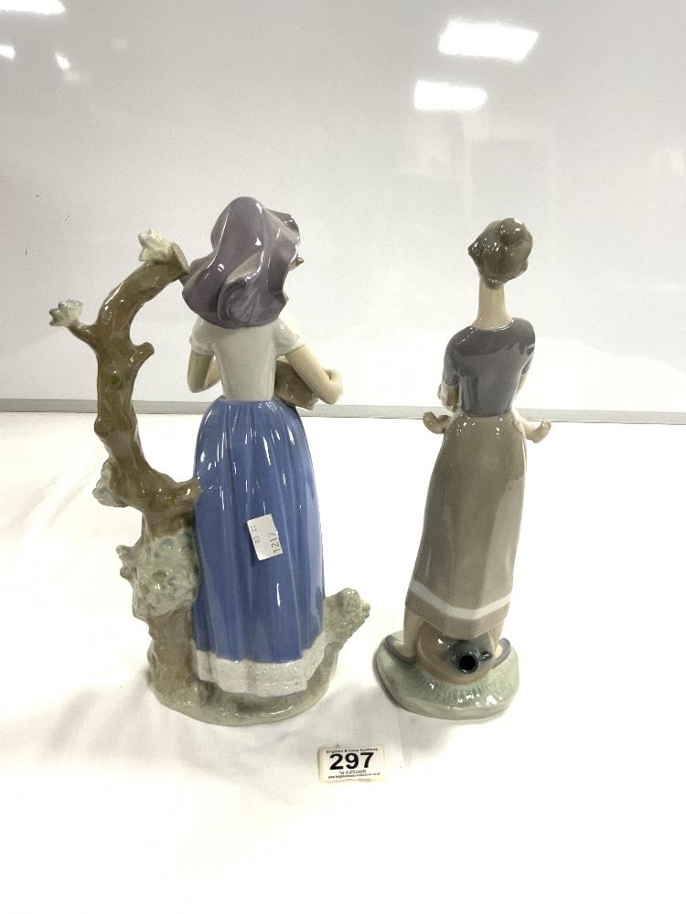 LLADRO FIGURE OF MOTHER AND CHILD, 33CMS, AND A REX FIGURE OF A FLOWER LADY, 34CMS - Image 3 of 7
