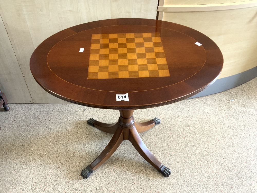REGENCY STYLE OVAL MAHOGANY GAMES TOP TABLE, ON SPLAY LEGS AND CLAW FEET, 59 X 78CMS