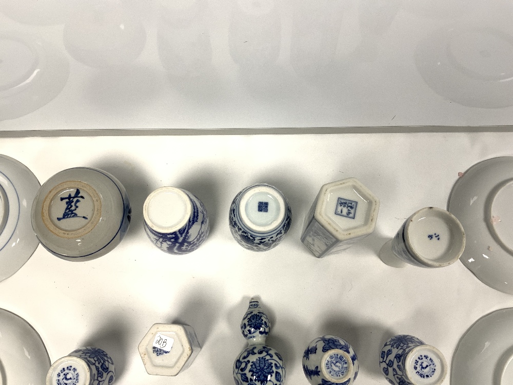 A QUANTITY OF 20TH CENTURY BLUE AND WHITE CHINESE CERAMICS INCLUDES SMALL VASES AND PLATES - Image 6 of 10
