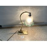 1930'S BRASS ADJUSTABLE TABLE LAMP WITH ACID ETCHED GREEN GLASS SHADE, 34CMS