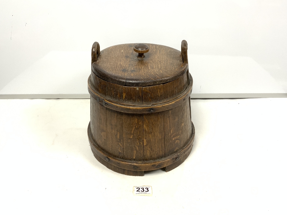 VINTAGE OAK TAPERING BARRELL FORM LIDDED BUCKET, 28 X 29CMS