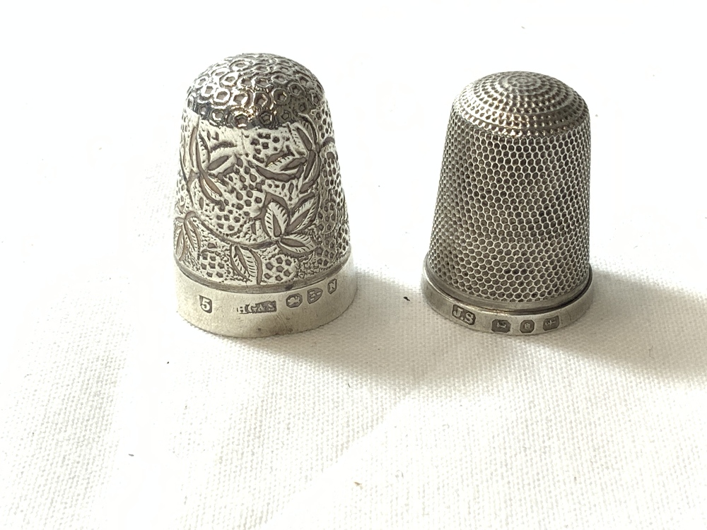 TWO HALLMARKED SILVER AND ONE 925 SILVER THIMBLE ALL CASED - Image 3 of 4