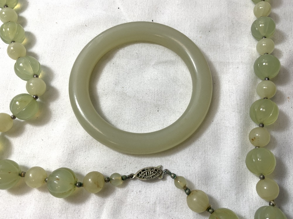 VINTAGE JADE STYLE BANGLE WITH A SILVER CLASP VINTAGE JADE STYLE NECKLACE, 182 GRAMS - Image 4 of 6