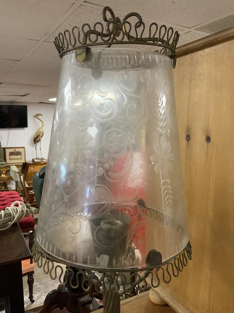 1950S BRASS TWIST COLUMN TABLE LAMP ON CIRCULAR EMBOSSED BASE, WITH ETCHED GLASS SHADE, 64CMS - Image 3 of 3