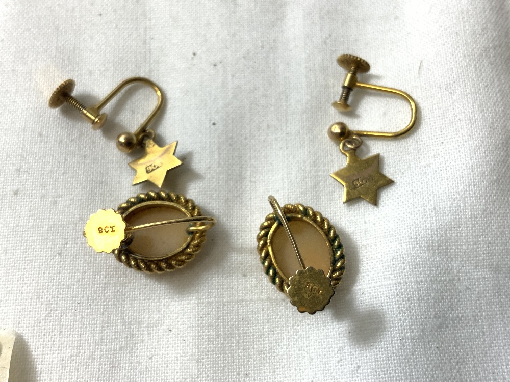ONE PAIR OF 14K GOLD DROP EARRINGS WITH TWO PAIRS OF 9CT GOLD EARRINGS - Image 6 of 8