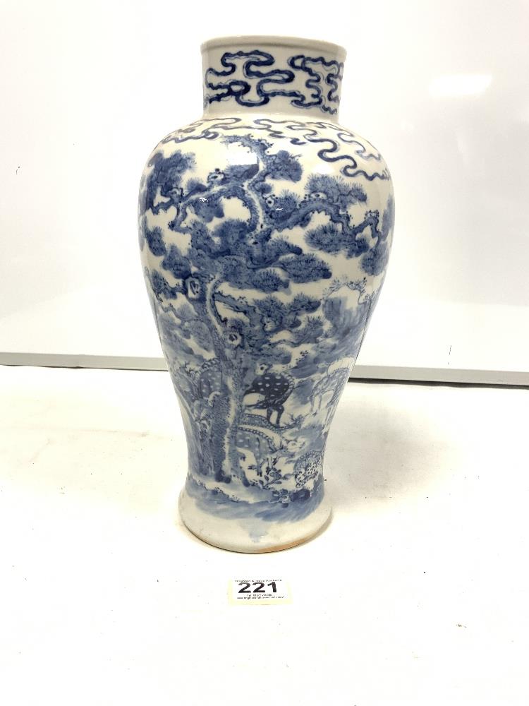 A 19TH/20TH CENTURY CHINESE BLUE AND WHITE VASE WITH DEER AND TREE DESIGN, WITH BLUE FOUR - Image 2 of 5