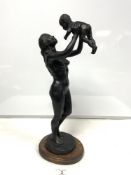 A LIMITED EDITION BRONZE EFFECT FIGURE OF A MOTHER AND CHILD 131/500 DATED 1980 AND SIGNED TO BASE -