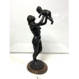 A LIMITED EDITION BRONZE EFFECT FIGURE OF A MOTHER AND CHILD 131/500 DATED 1980 AND SIGNED TO BASE -