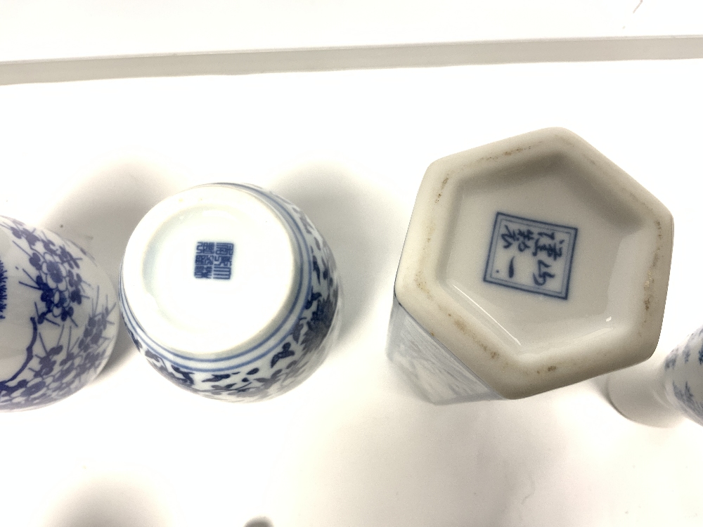 A QUANTITY OF 20TH CENTURY BLUE AND WHITE CHINESE CERAMICS INCLUDES SMALL VASES AND PLATES - Image 7 of 10