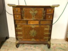A 20TH CENTURY FOUR DRAWER/FOUR DOOR CABINET WITH BRASS MOUNTS, 72 X 30 X 76CMS