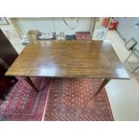 A 20TH CENTURY ROSEWOOD EXTENDING DINING TABLE ON SQUARE TAPER LEGS, 168 X 90CMS