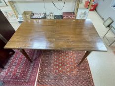 A 20TH CENTURY ROSEWOOD EXTENDING DINING TABLE ON SQUARE TAPER LEGS, 168 X 90CMS