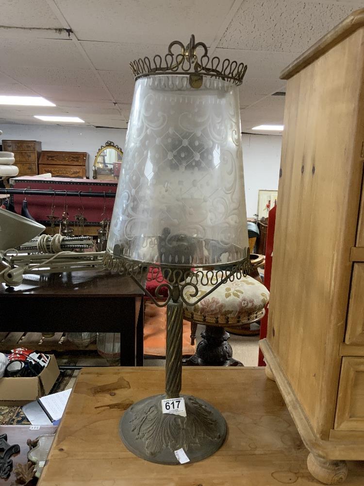 1950S BRASS TWIST COLUMN TABLE LAMP ON CIRCULAR EMBOSSED BASE, WITH ETCHED GLASS SHADE, 64CMS