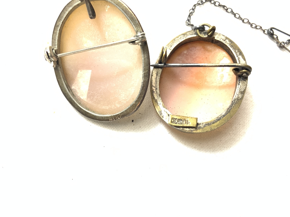 TWO CAMEO BROOCHES IN WHITE METAL MOUNTS IN A VINTAGE LEATHER JEWELLERY BOX - Image 3 of 4