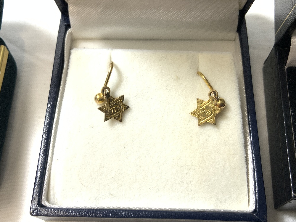 ONE PAIR OF 14K GOLD DROP EARRINGS WITH TWO PAIRS OF 9CT GOLD EARRINGS - Image 3 of 8