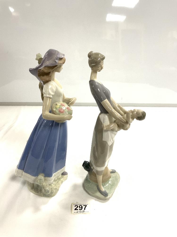 LLADRO FIGURE OF MOTHER AND CHILD, 33CMS, AND A REX FIGURE OF A FLOWER LADY, 34CMS - Image 4 of 7