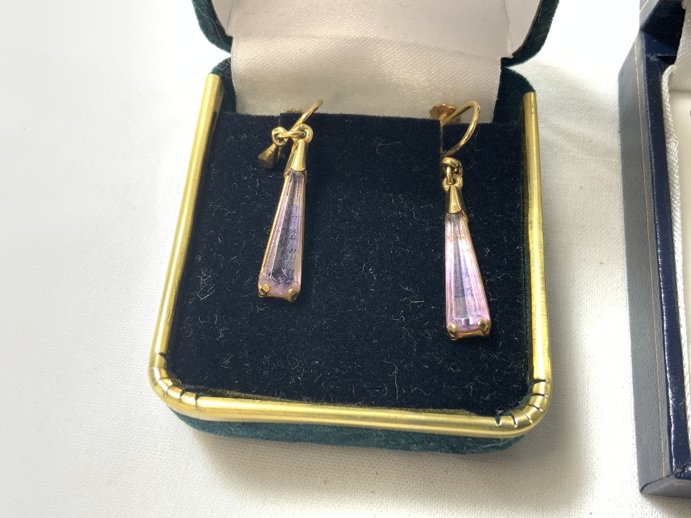 ONE PAIR OF 14K GOLD DROP EARRINGS WITH TWO PAIRS OF 9CT GOLD EARRINGS - Image 2 of 8