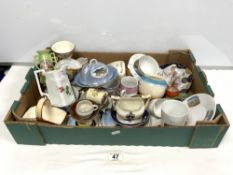 A QUANTITY OF BRIGHTON-RELATED COMMEMORATIVE CHINA, CUPS, PLATES, FIGURES ETC