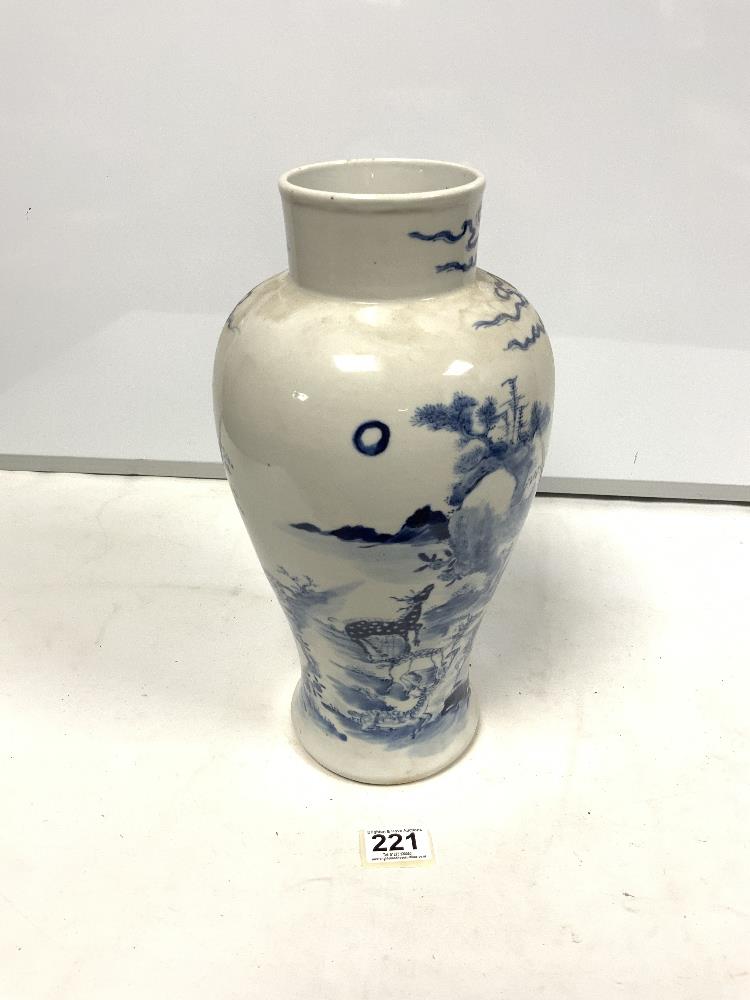 A 19TH/20TH CENTURY CHINESE BLUE AND WHITE VASE WITH DEER AND TREE DESIGN, WITH BLUE FOUR