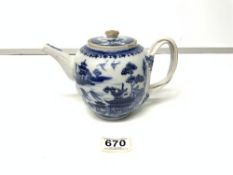 AN 18TH CENTURY ENGLISH BLUE AND WHITE CHINESE DESIGN TEA POT AND COVER