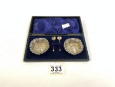 PAIR HALLMARKED EMBOSSED SILVER CONDIMENTS AND SPOONS IN A CASE BIRMINGHAM 1903 MAKER - WILLIAM