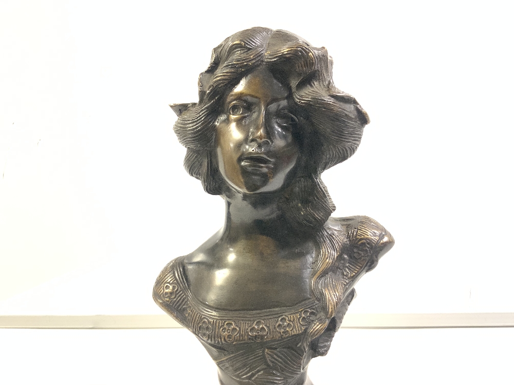 UNMARKED BRONZE BUST OF A LADY ON WOODEN BASE, 36CM - Image 2 of 6