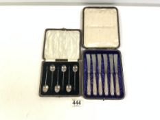 A SET OF SIX HALLMARKED SILVER BEAN END COFFEE SPOONS AND A SET SILVER HANDLED TEA KNIVES IN CASE