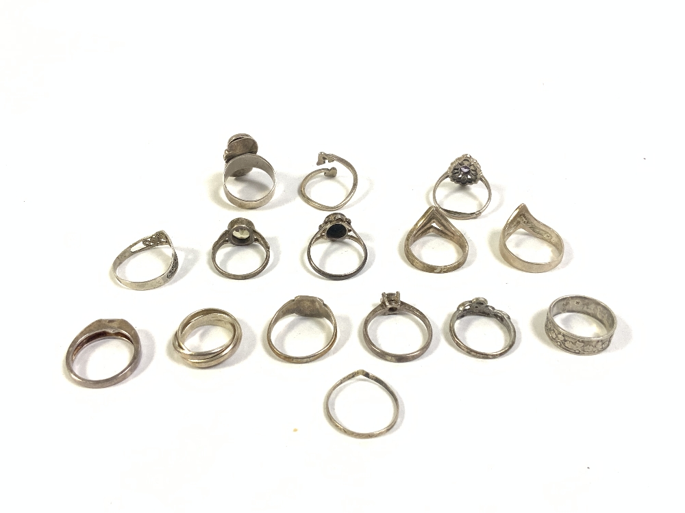 FIFTEEN SILVER RINGS - VARIOUS 35 GRAMS, ONE WITH AN AMETHYST SET - Image 3 of 3