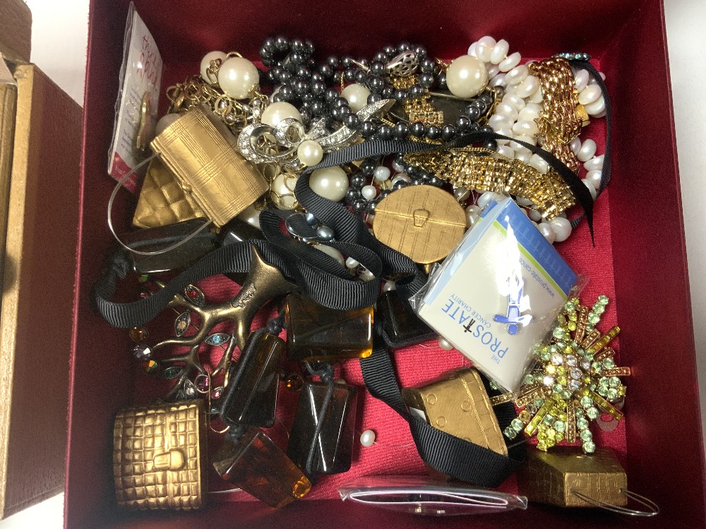 LARGE QUANTITY OF COSTUME JEWELLERY - Image 4 of 10