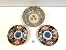 ORIENTAL CIRCULAR PORCELAIN BOWL IN FAMILLE VERTE ENAMELS, 25CMS, AND A PAIR IMARI PLATES