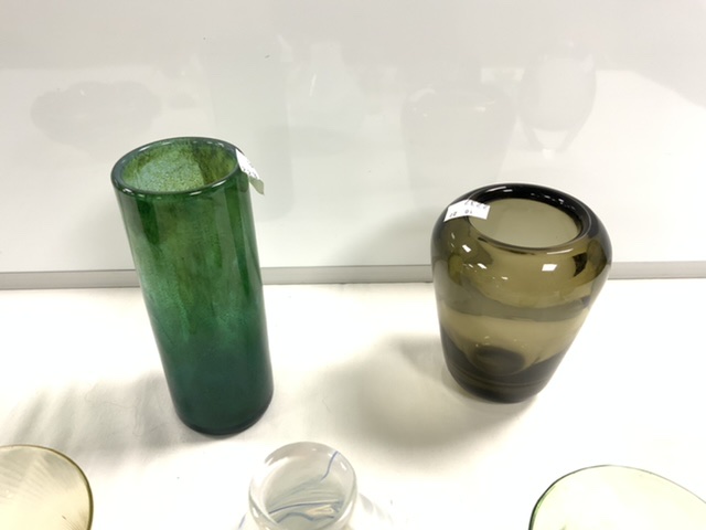 A QUANTITY OF MIXED STUDIO GLASSWARE, INCLUDES VASES, SCENT BOTTLE, DISH, RUBY GLASS, SHERRY - Image 3 of 7