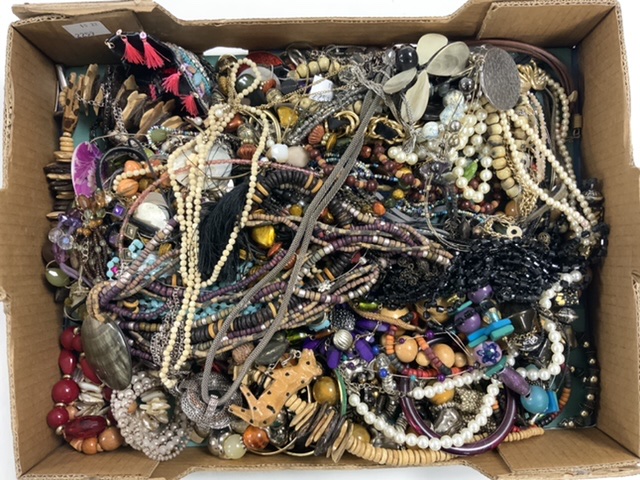 QUANTITY OF COSTUME JEWELLERY - Image 3 of 5