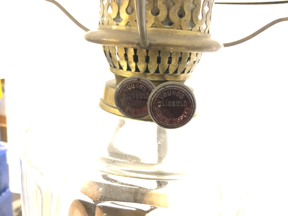 VICTORIAN IRON-BASED OIL LAMP WITH CLEAR GLASS FONT, WITH OPAQUE SHADE, VICTORIAN OIL LAMP WITH - Image 8 of 8