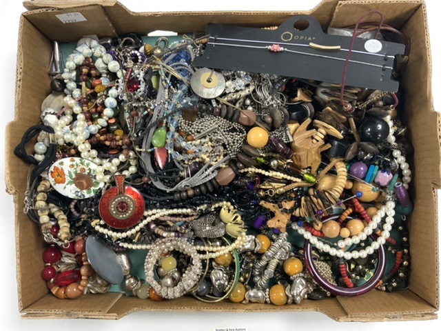 QUANTITY OF COSTUME JEWELLERY - Image 4 of 5