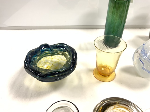 A QUANTITY OF MIXED STUDIO GLASSWARE, INCLUDES VASES, SCENT BOTTLE, DISH, RUBY GLASS, SHERRY - Image 4 of 7