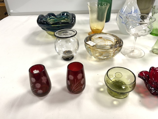 A QUANTITY OF MIXED STUDIO GLASSWARE, INCLUDES VASES, SCENT BOTTLE, DISH, RUBY GLASS, SHERRY - Image 7 of 7